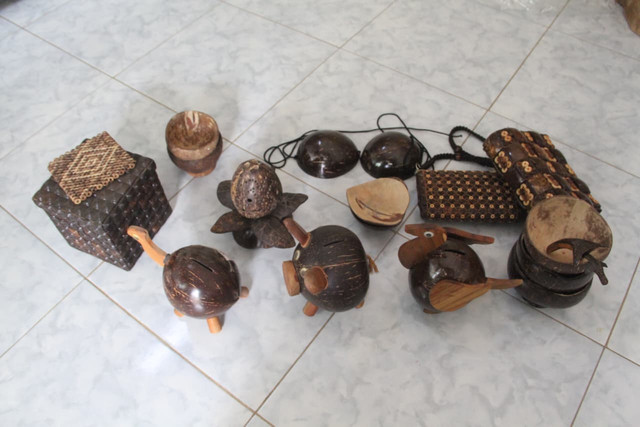Beragam produk kerajinan dari limbah batok kelapa buatan Tiar Bachroni diperlihatkan di rumahnya, Rabu (5/8/2026). Foto: Vega Maarijil Ula/kumparan