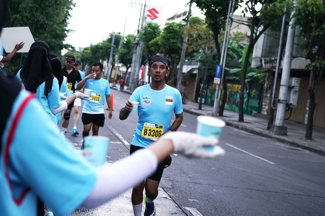 Le Mineral sebagai Official Mineral Water Surabaya Marathon 2026 hadir untuk memenuhi cairan untuk 7.000 pelari di 18 titik water station sepanjang rute. Foto: Dok. istimewa