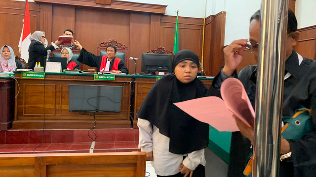 Terdakwa Murnita Triwidyaning alias Nita, wanita yang menyewa alat berat ekskavator untuk merobohkan rumah dinas (rumdin) Direktorat Jenderal Bea dan Cukai (DJBC) menjalani sidang tuntutan di PN Surabaya, Rabu (5/8/2026). Foto: Dok. Istimewa
