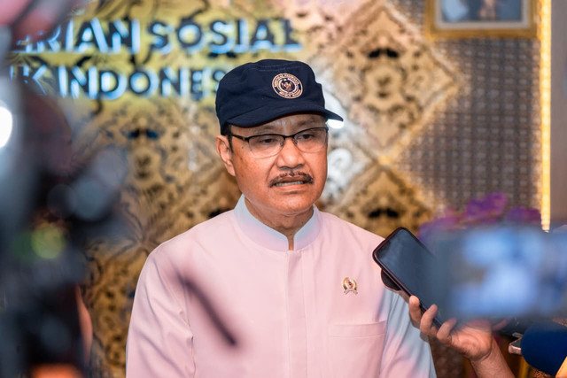 Menteri Sosial Saifullah Yusuf (Gus Ipul) saat menyampaikan update penyaluran bansos PKH dan sembako Triwulan ke-III pada konferensi pers di Kantor Kemensos, Jakarta, Rabu (5/8/2026). Foto: Dok. Kemensos