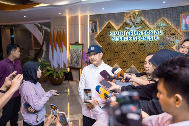 Menteri Sosial Saifullah Yusuf (Gus Ipul) saat menyampaikan update penyaluran bansos PKH dan sembako Triwulan ke-III pada konferensi pers di Kantor Kemensos, Jakarta, Rabu (5/8/2026). Foto: Dok. Kemensos