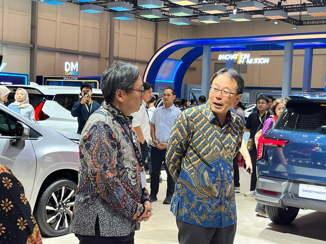Kuasa Usaha Ad Interim Kedutaan Besar Jepang untuk Republik Indonesia, Myochin Mitsuru (kiri) didampingi Presiden Direktur PT Mitsubishi Motors Krama Yudha Sales Indonesia (MMKSI) di GIIAS 2026. Foto: MMKSI