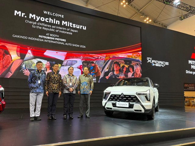 Kuasa Usaha Ad Interim Kedutaan Besar Jepang untuk Republik Indonesia, Myochin Mitsuru (ke-2 dari kanan) bersama jajaran direksi PT Mitsubishi Motors Krama Yudha Sales Indonesia (MMKSI) di GIIAS 2026. Foto: Sena Pratama/kumparan