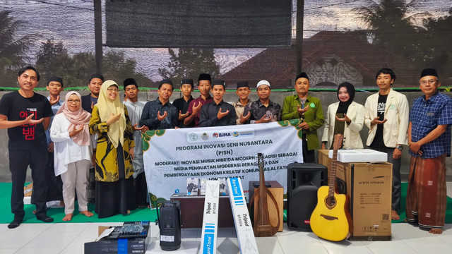 Penyerahan investasi alat Program Inovasi Seni Nusantara (PISN) oleh tim UNU NTB kepada komunitas Al Fatih (Photo: Galih Suryadmaja, 2026)
