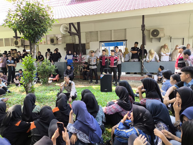 Ratusan siswa SMKN 1 Mempawah Hilir mendemo sekolah usai video 2 guru mereka viral di media sosial, pada Rabu (5/8). Foto: Dok. Istimewa