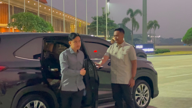 Wakil Presiden Gibran Rakabuming Raka bertolak menuju Provinsi Aceh dalam rangka kunjungan kerja meninjau kondisi perkembangan rehabilitasi dan rekonstruksi (rehab-rekon) pascabencana Sumatera, Kamis (6/8). Foto: Zamachsyari/kumparan