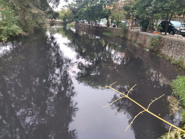 Air di Kali Bekasi yang tercemar parah pada Rabu (5/8). Foto: Dok. kumparan