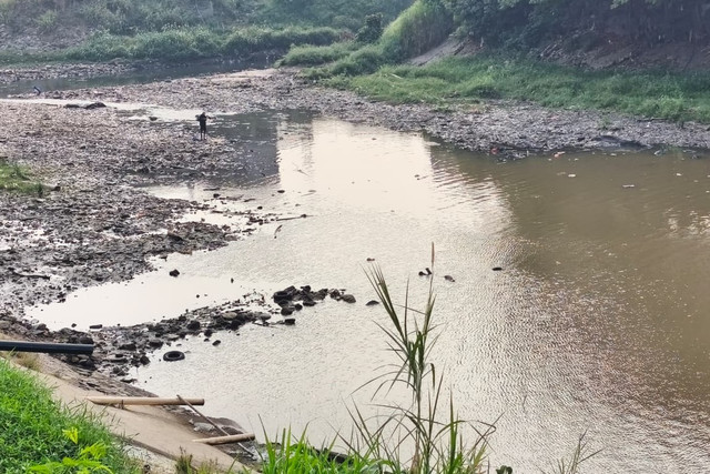 Kondisi Kali Bekasi di Bendungan Bekasi, Kamis (6/8/2026). Foto: Aditya Nugraha/kumparan