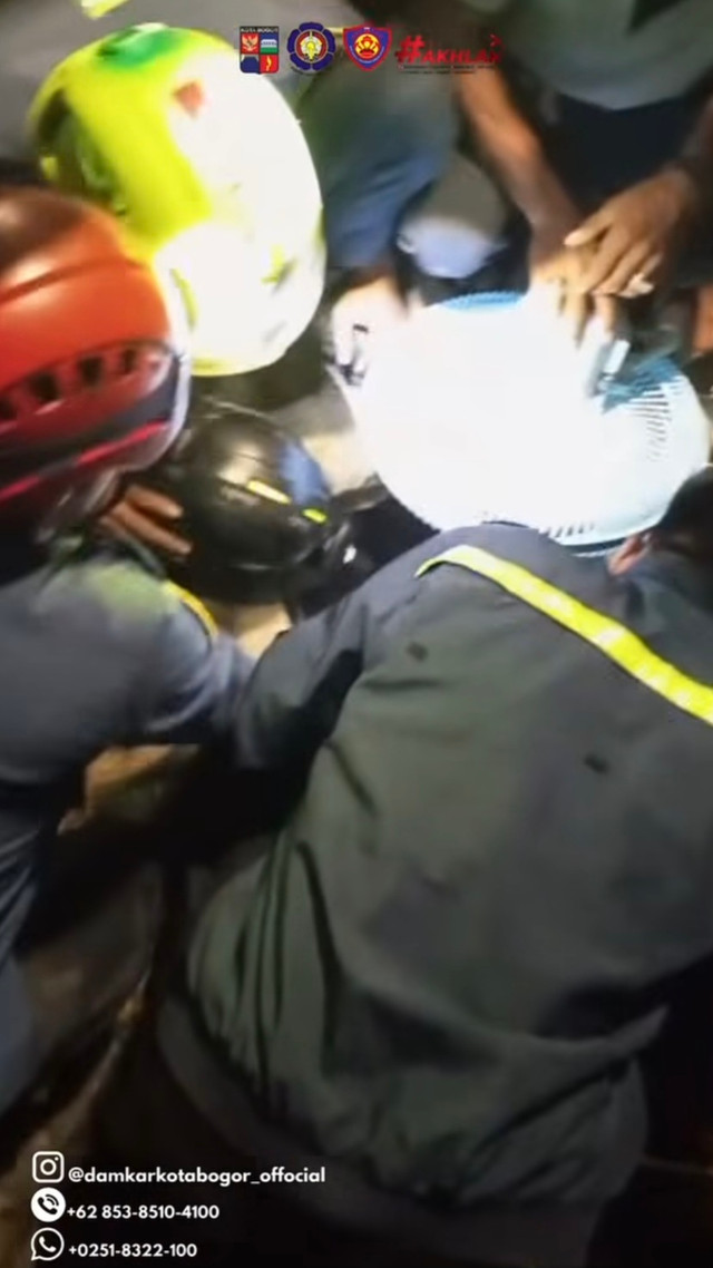 Pemadam Kebakaran Bogor mengevakuasi pria terjebak di gorong-gorong sempit. Foto: dok. instagram/ @damkarkotabogor_official