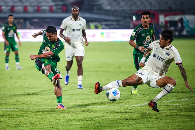 Satu gol kemenangan Persebaya dicetak oleh sundulan Yuran Fernandes di menit ke-45+7. Foto: Rizal Hanafi/ANTARA FOTO