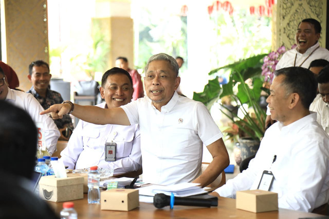 Wakil Bupati Probolinggo Lora Fahmi, Plt Bupati Kuantan Singingi Muklisin, dan Ketua DPRD Polewali Mandar Fahry Fadly saat audiensi bersama Wakil Menteri Sosial Agus Jabo Priyono di Kantor Kemensos, Jakarta Pusat, Rabu (5/8/2026). Foto: Kemensos RI