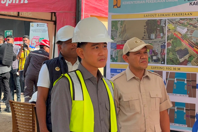 Wakil Presiden Gibran Rakabuming Raka meninjau perkembangan pembangunan jembatan Krueng Tingkeum, Kabupaten Bireuen, Aceh, Kamis (6/8/2026). Foto: Zamachsyari/kumparan