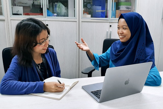 Ilustrasi membahas cara cek status lamaran MagangHub Kemnaker 2026. Foto: Unsplash