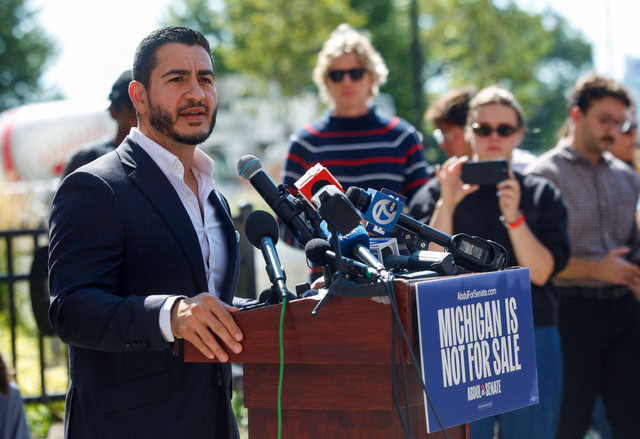Abdul El-Sayed, pemenang pemilihan pendahuluan Partai Demokrat berbicara dalam konferensi pers di Detroit, Michigan, AS, Rabu (5/8/3036). Foto: Rebecca Cook/REUTERS