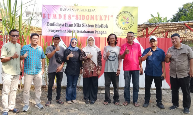 Jajaran Pengurus Bumdes dan Kepala Desa Penarban . Foto Dokumen Pribadi