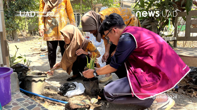 PPK Ormawa IMM FKM Universitas Ahmad Dahlan (UAD) gencarkan penanaman TOGA di Caturharjo (Foto. PPKO IMM FKM UAD)