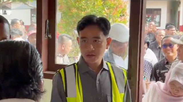 Wakil Presiden Gibran Rakabuming Raka mengecek hasil revitalisasi sekolah SDN 7 Jangka, Bireun, Aceh, Kamis (6/8/2026). Foto: Zamachsyari/kumparan