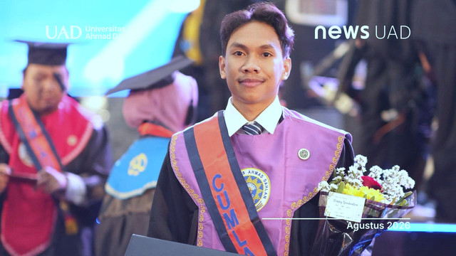 Arivansi Ringu Kodi wisudawan terbaik FSBK Universitas Ahmad Dahlan (UAD) (Foto. Arivansi)