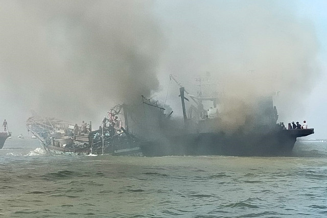 TNI AL evakuasi ABK dari kapal nelayan yang terbakar di Belawan, Rabu (5/8/2026). Foto: TNI AL