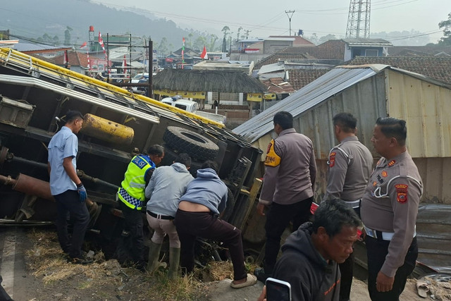 Truk mengalami patah as lalu menabrak kendaraan lain dan terguling di Jalan Raya Ciwidey-Rancabali, Kabupaten Bandung, Kamis (6/8/2026). Foto: Satlantas Polresta Bandung