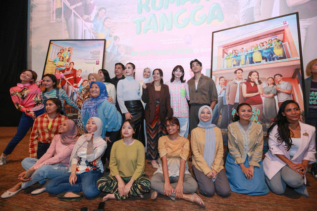 Penyanyi Afgan bersama aktris Enzy Storia, Ardit Erwanda, Yunita Siregar dan artis lainya saat launching poster dan trailer film Agensi Rumah Tangga di Epicentrum, Kuningan, Jakarta, Rabu, (5/8/2026). Foto: Agus Apriyanto