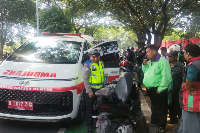 Evakuasi pemotor yang tewas usai menghantam trotoar di Jalan Juanda, Depok, Kamis (6/8/2026). Foto: Dok. Istimewa
