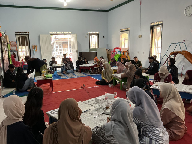 Pelatihan pembuatan lilin aromaterapi dari minyak jelantah.
