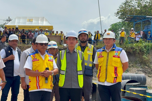 Wakil Presiden Gibran Rakabuming Raka meninjau perkembangan pembangunan jembatan nasional Teupin Mane, Bireuen, Aceh, Kamis (6/8/2026). Foto: Zamachsyari/kumparan