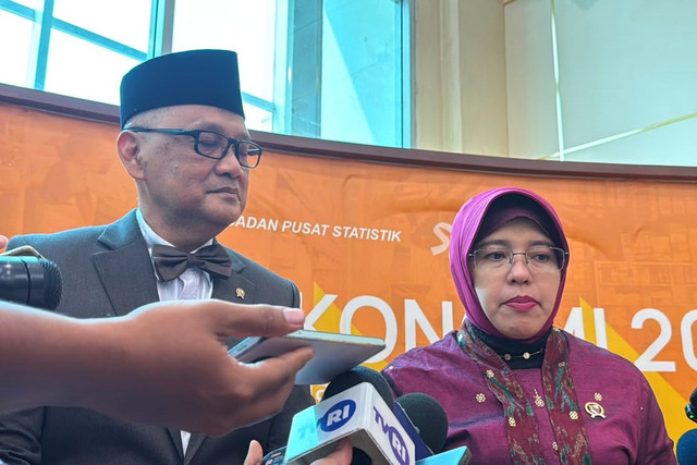 Kepala Badan Pusat Statistik (BPS) Amalia Adininggar Widyasanti dan Menteri Haji dan Umrah Muhammad Irfan Yusuf dalam konferensi pers hasil Survei Kepuasan Layanan Haji Indonesia (SKLHI) 1447 H/2026 M di Kantor BPS, Jakarta Pusat, Kamis (6/8/2026). Foto: Zahira Hilman/kumparan