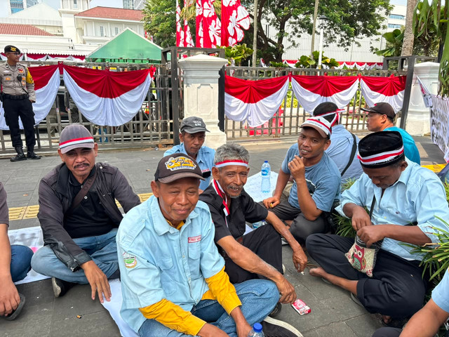 Sejumlah sopir angkot M44 menggelar aksi unjuk rasa di depan Balai Kota DKI Jakarta, Kamis (6/8), untuk menyampaikan tuntutan mereka kepada Pemerintah Provinsi DKI Jakarta. Foto: Nauval Pratama/kumparan