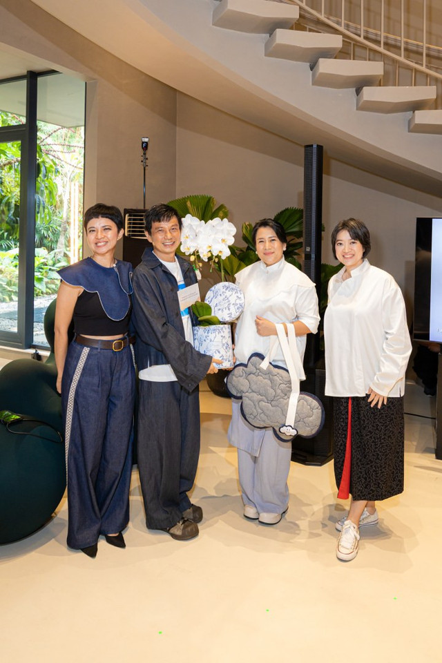 Adrian Gan bersama perwakilan One Fine Sky; Yuni Jie, Jenfilia Suwandrei, dan Ratna Darmawan. Foto: One Fine Sky