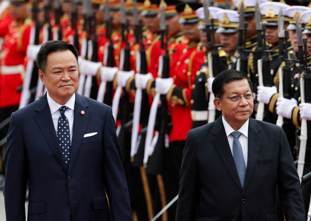 Perdana Menteri Thailand Anutin Charnvirakul dan Presiden Myanmar Min Aung Hlaing memeriksa pasukan kehormatan dalam upacara penyambutan di Gedung Pemerintah di Bangkok, Thailand, Kamis (6/8/2026). Foto: Athit Perawongmetha/REUTERS