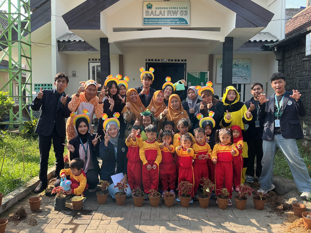 Mahasiswa UM BBM (Belajar bersama masyarakat) Kedungkandang 2026 bersama guru dan peserta didik PAUD Tunas Bangsa dalam kegiatan Menanam Bersama.