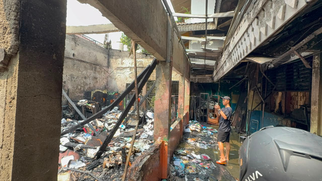 Warga melihat kondisi Gudang SDN Srengseng Sawah 04 usai kebakaran, Jagakarsa, Jaksel, Kamis (6/8). Foto: Dok. Istimewa