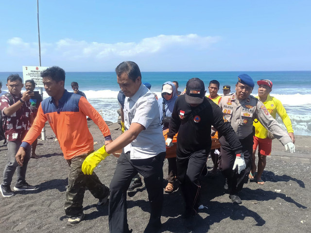 Polisi mengevakuasi jenazah I Kadek DW (35) yang ditemukan di Pantai Purnama, Kecamatan Sukawati, Bali pada Rabu (05/08). Foto: Dok. Istimewa