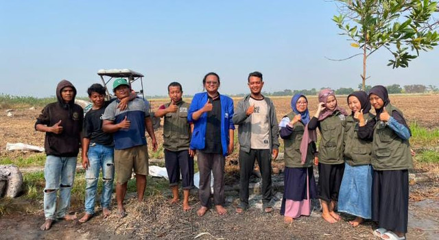 Mahasiswa KKN berdiskusi dengan pengurus BUMDes mengenai potensi perkebunan desa.