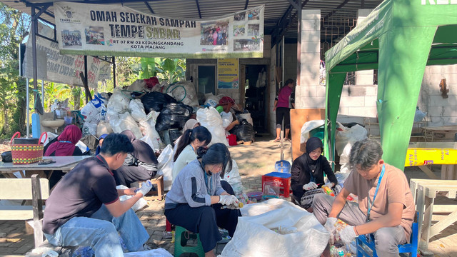 Mahasiswa UM BBM Kedungkandang 2026 membantu proses pemilahan sampah bersama relawan Komunitas Tempe Sabar