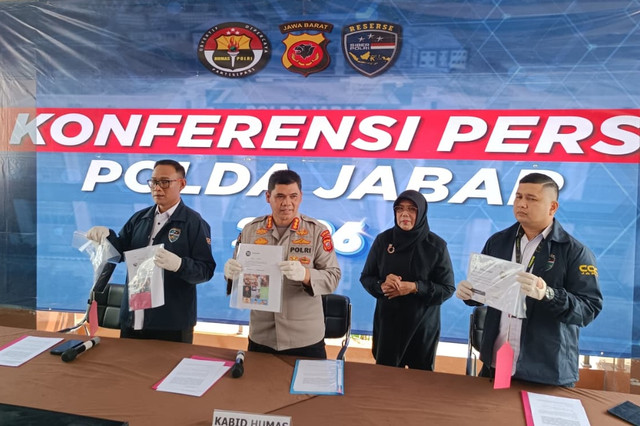 Wadirsiber Polda Jabar, AKBP Mujianto, Kabid Humas Polda Jabar, Kombes Pol Hendra Rochmawan, dan Kasubdit Siber Polda Jabar, AKBP Hotmartua Ambarita dalam konferensi pengungkapan Identity Thief di Mapolda Jabar, Bandung, Kamis (6/8/2026). Foto: Abisatya Ramdhani/kumparan