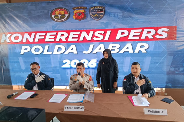 Wadirsiber Polda Jabar, AKBP Mujianto, Kabid Humas Polda Jabar, Kombes Pol Hendra Rochmawan, dan Kasubdit Siber Polda Jabar, AKBP Hotmartua Ambarita dalam konferensi pengungkapan Identity Thief di Mapolda Jabar, Bandung, Kamis (6/8/2026). Foto: Abisatya Ramdhani/kumparan