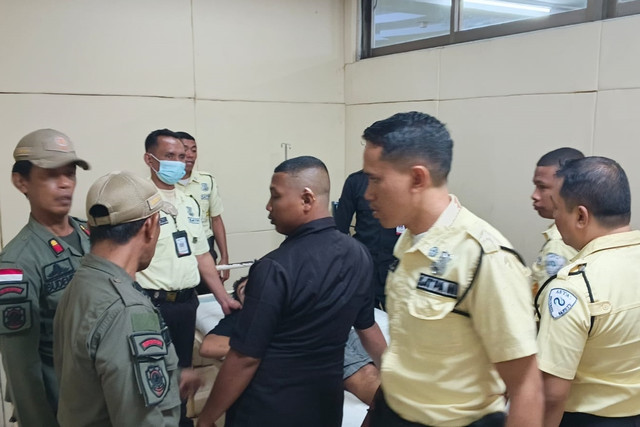 Proses penanganan terhadap WNA yang mengamuk di Bandara Ngurah Rai, pada Selasa (4/8/2026). Foto:  Satpol PP Kabupaten Badung