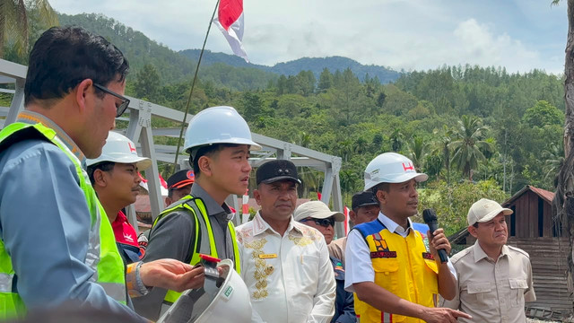 Wakil Presiden Gibran Rakabuming Raka meninjau perbaikan jembatan Lumut di Aceh Tengah, Aceh, Kamis (6/8/2026). Foto: Zamachsyari/kumparan