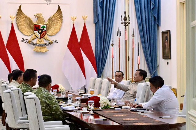 Presiden Prabowo Subianto menerima Panglima TNI Jenderal TNI Agus Subiyanto, Wakil Panglima TNI Jenderal TNI Tandyo Budi Revita beserta jajaran lainnya di Istana Merdeka, Jakarta, Kamis (6/8/2026). Foto: Instagram/ @sekretariat.kabinet