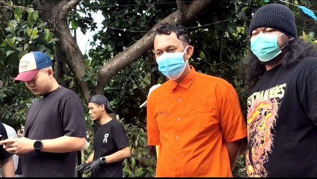 Tim Subdit Resmob Polda Metro Jaya membawa tersangka kasus mutilasi Saepul (25) ke Kali Licin, Pitara, Pancoran Mas, Kota Depok pada Kamis (6/8/2026) untuk menunjukkan tempat pembuangan potongan kaki korban. Foto: Dok. kumparan