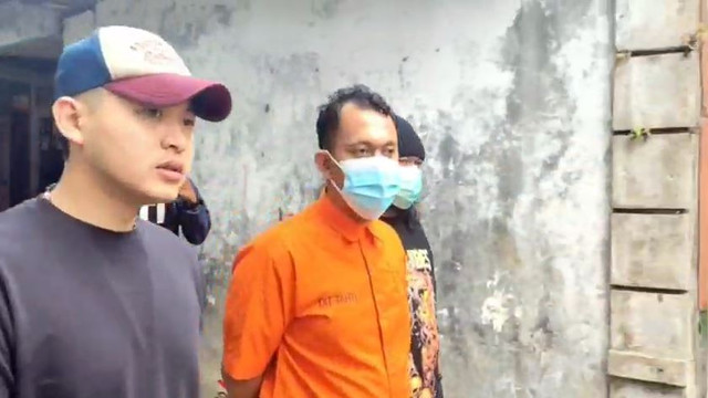 Tim Subdit Resmob Polda Metro Jaya membawa tersangka kasus mutilasi Saepul (25) ke Kali Licin, Pitara, Pancoran Mas, Kota Depok pada Kamis (6/8/2026) untuk menunjukkan tempat pembuangan potongan kaki korban. Foto: Dok. kumparan