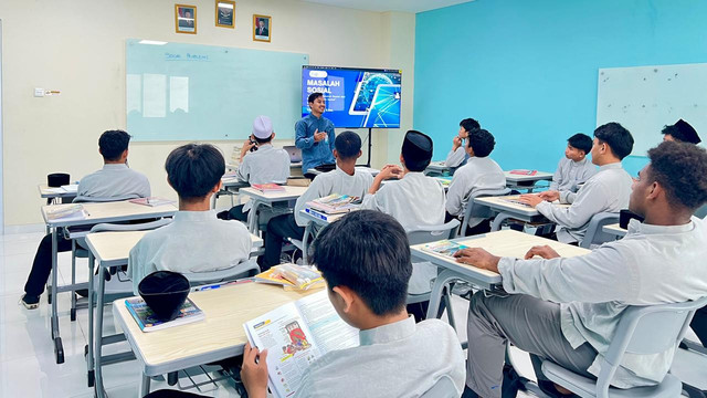 Suasana Belajar Ilmu Sosial di Kelas XI SMA IT Ar-Rahmah Cendekia Kota Tangerang. Dok. Istimewa