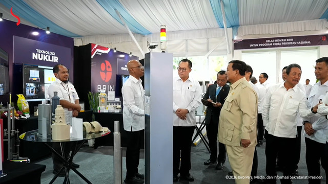 Seorang peneliti BRIN mempresentasikan karyanya di Istana Merdeka, Jakarta, Kamis (6/8/2026). Foto: YouTube/ Sekretariat Presiden