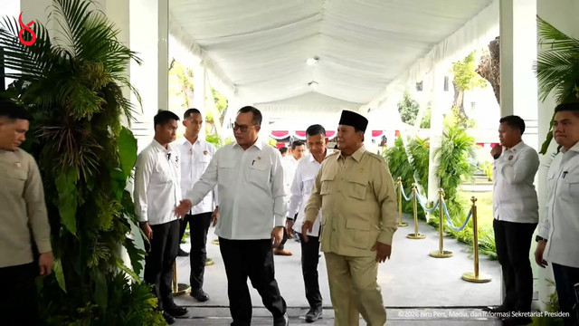 Kepala Badan Riset dan Inovasi Nasional (BRIN), Arif Satria bersama Presiden Prabowo Subianto meninjau penelitian dari BRIN di Istana Merdeka, Kamis (6/8/2026). Foto: YouTube/ Sekretariat Presiden