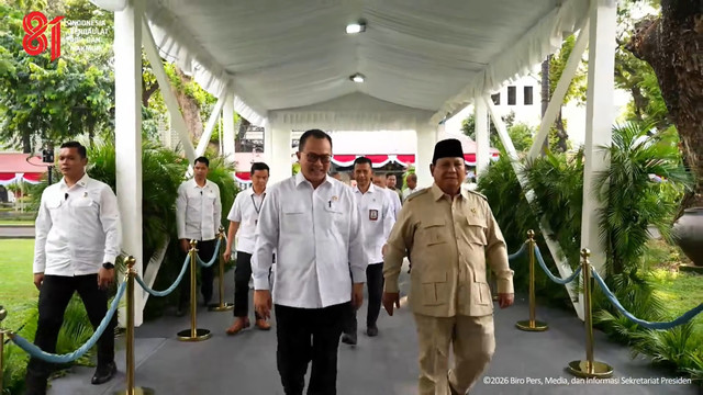 Kepala Badan Riset dan Inovasi Nasional (BRIN), Arif Satria bersama Presiden Prabowo Subianto meninjau penelitian dari BRIN di Istana Merdeka, Kamis (6/8/2026). Foto: YouTube/ Sekretariat Presiden