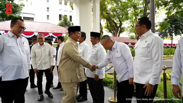 Sejumlah menteri bersalaman dengan Presiden Prabowo Subianto di Istana Merdeka, Jakarta, Kamis (6/8/2026). Foto: YouTube/ Sekretariat Presiden