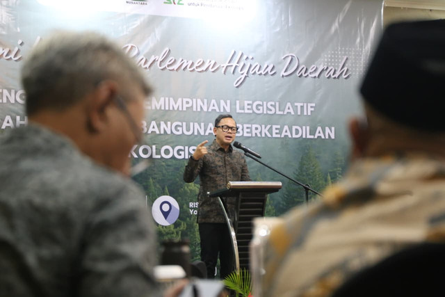 Wamendagri Bima Arya Sugiarto dorong legislator daerah perkuat kepemimpinan dan optimalkan fungsi pengawasan untuk wujudkan pembangunan berkeadilan ekologis dalam Akademi Kaukus Parlemen Hijau Daerah di Yogyakarta, Kamis (6/8/2026). Foto: Kemendagri RI